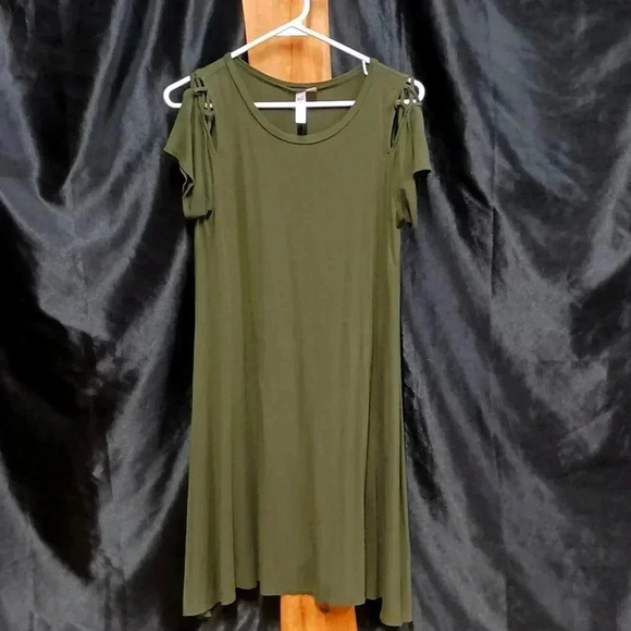 ALOHA Collection Dresses & Skirts - Short sleeve Criss-Cross shoulder size medium forest green dress